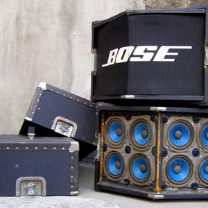 These are BOSE 800 SERIES SPEAKERS SUPER LOUD.